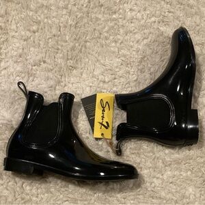 NWT Seven7 Dover shiny black Rain Booties Chelsea short boots